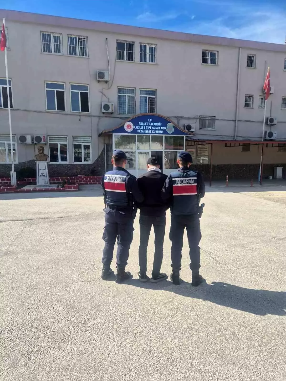 aranan hirsiz jandarma tarafindan yakalandi YheS8IBb.jpg