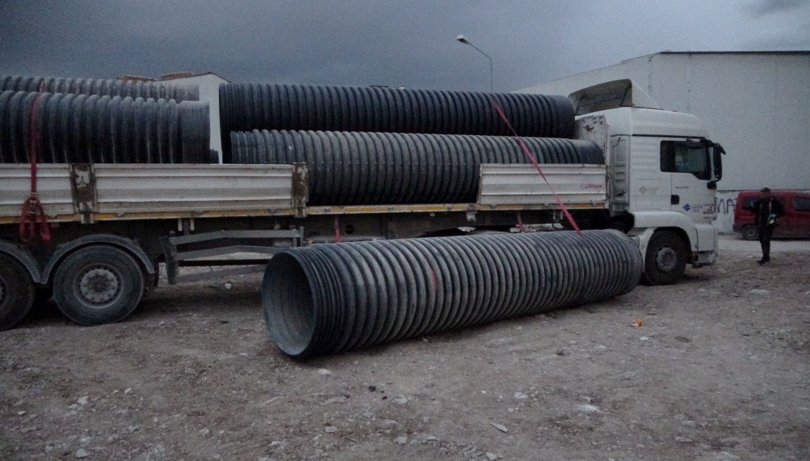 santiyede calisirken uzerine 750 kilo plastik borudustu Eq8p28pi.jpg