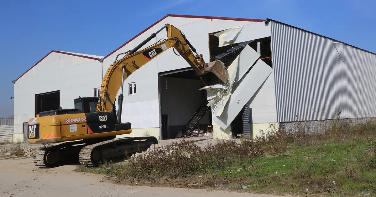 bursa niluferde imara aykiri iki yapiya yikim Ski93SlC.webp