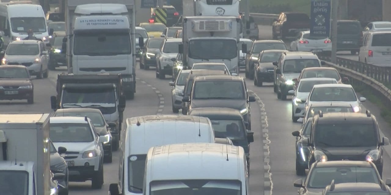 istanbulda trafik durma noktasinda suruculer isyan etti V8ySTs1C.jpg